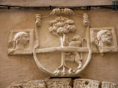 E ai due eroi cittadini non sarebbero nemmeno attribuibili i due profili (di cui uno barbuto) posti su uno stemma dell�antica famiglia Cal� situato sotto l�Arco Sant�Onofrio. I volti in questione sono quelli di Apollo e di Zeus, che da sempre � raffigurato in quel modo